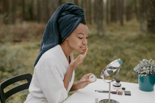Hoe zorg je voor een minder droge huid? Van binnen én van buiten